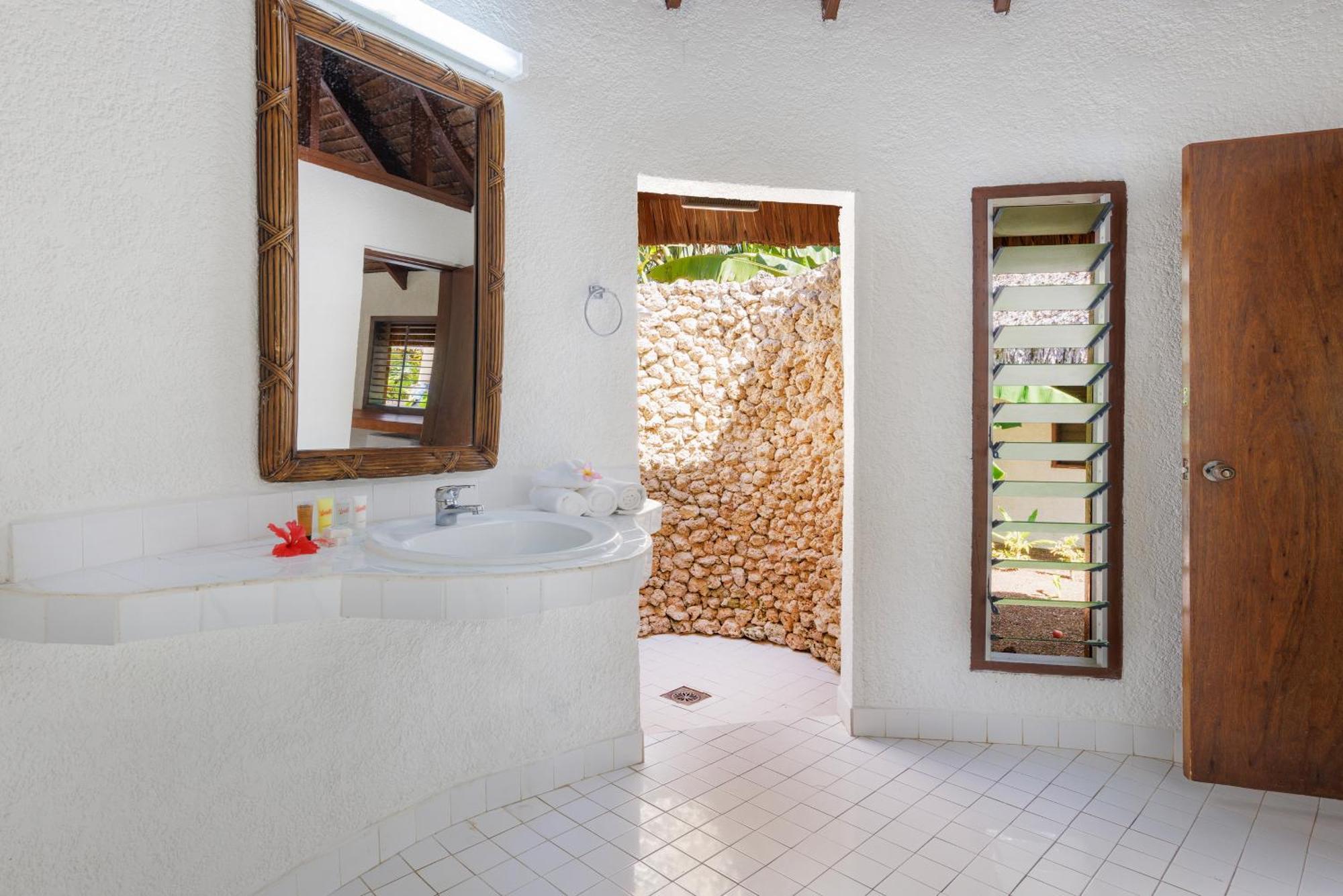 Breakas Beach Resort (Adults Only) Port Vila Exterior foto