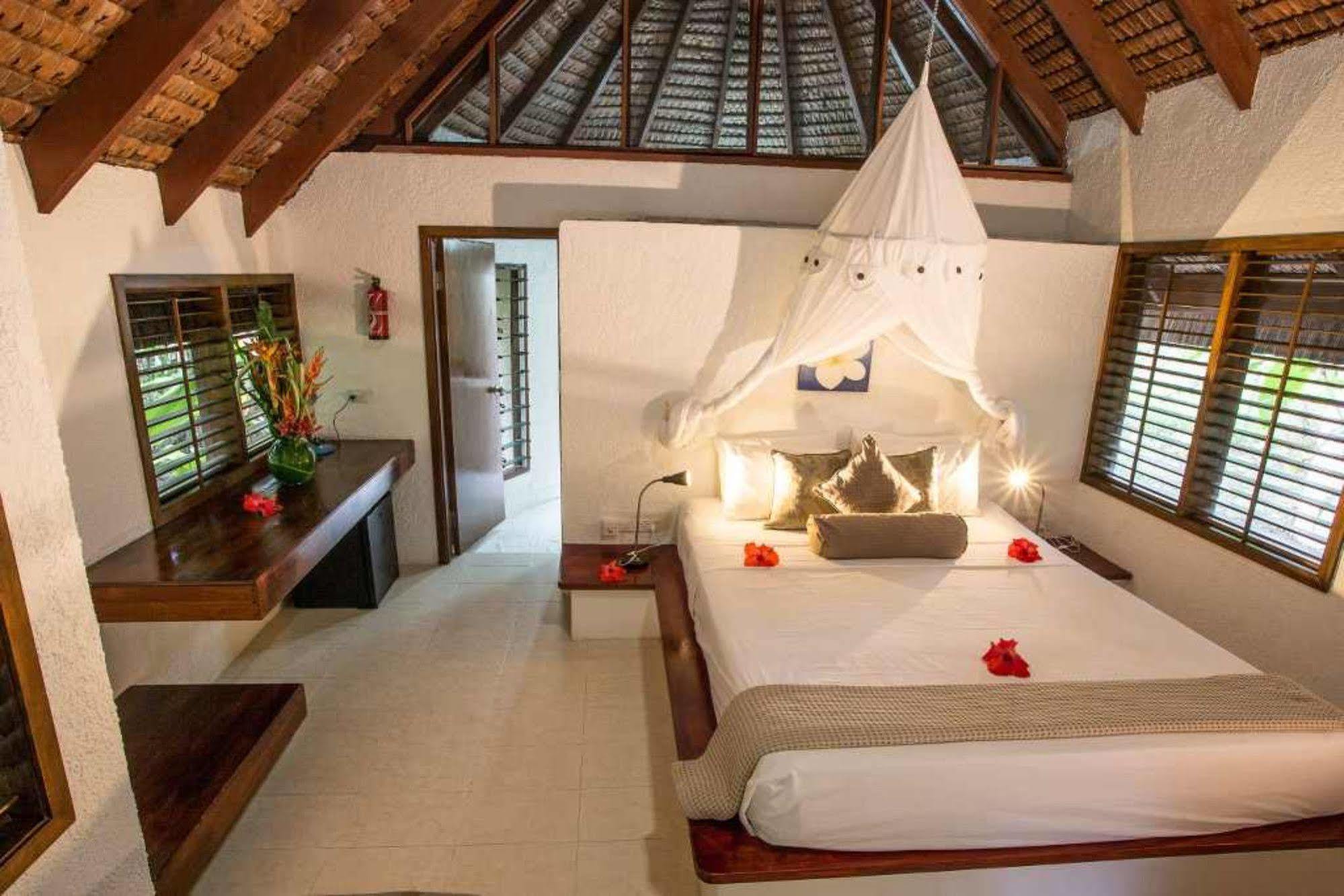Breakas Beach Resort (Adults Only) Port Vila Exterior foto